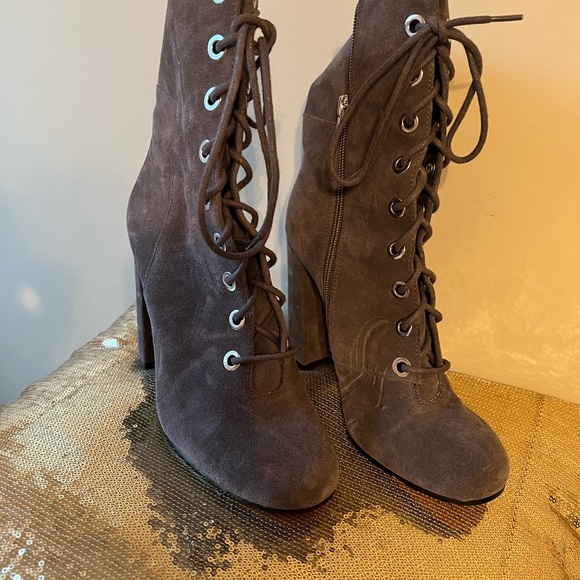 VINCE CAMUTO GRAY SUEDE LEATHER BOOTS WITH HEEL. LACE UP WITH SIDE ZIPPER! - Picture 7 of 16